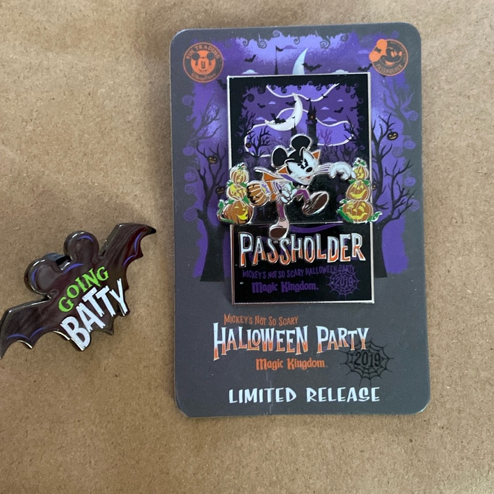 NWT 2018 mickeys not so scary pin (passholder)